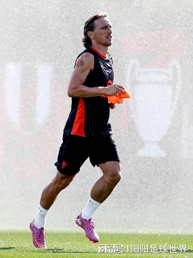 巴萨绝杀AC米兰，莫德里奇补时绝平法甲