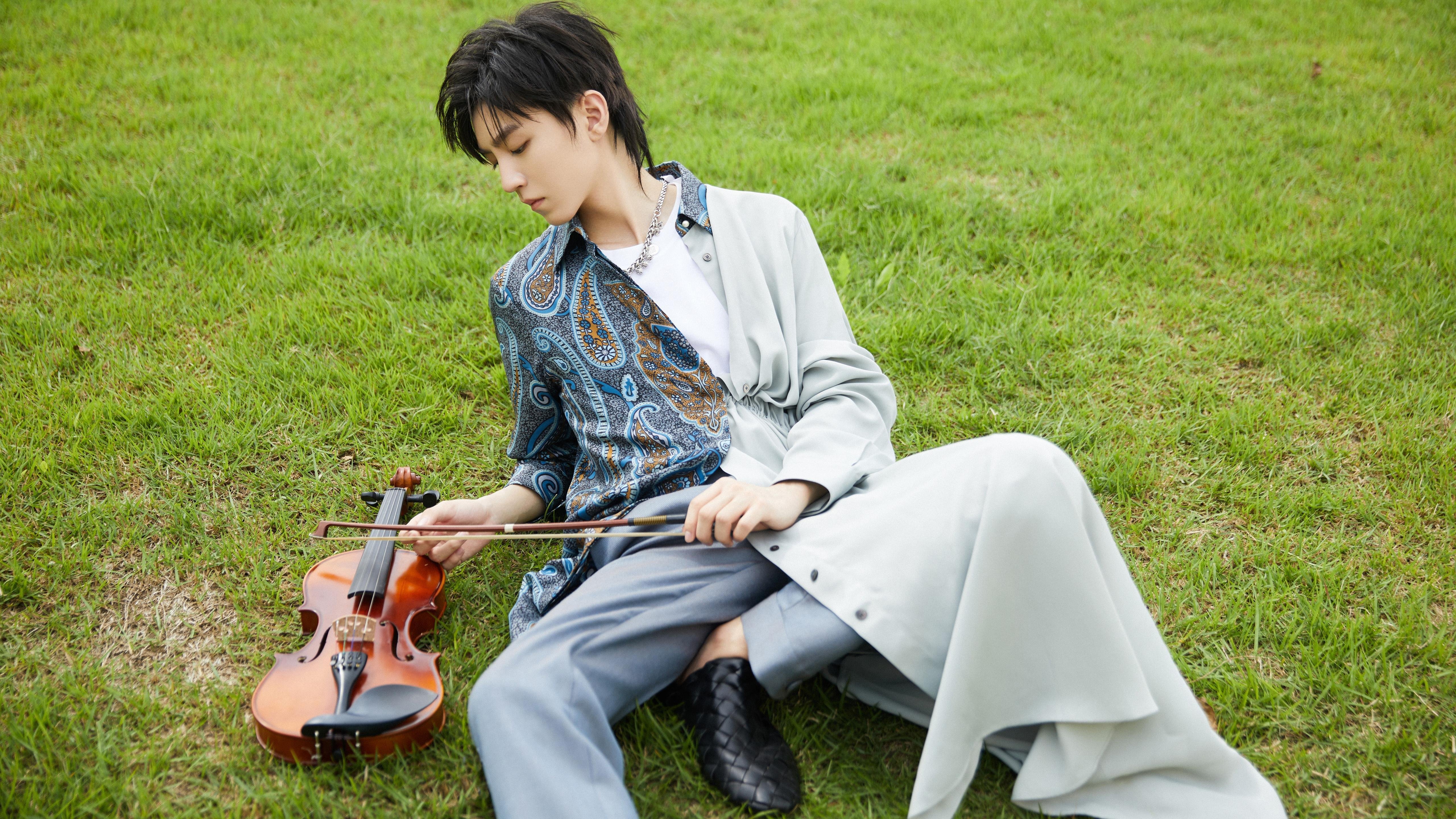 引擎咆哮与无声三分，一座城市的两种心跳